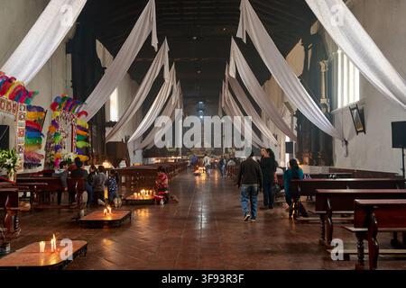 Innenaufnahme in der Kirche Iglesia de Santo Tomás, Chichicastenango, Guatemala, Mittelamerika |interior shot of church Iglesia de Santo Tomás, Chich Stockfoto