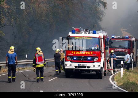 14. August 2026, Nordrhein-Westfalen, Hürtgenwald: Rettungskräfte kämpfen gegen das Waldbrand in Hürtgenwald entlang der B399. Foto: Harald Tittel/dpa Stockfoto