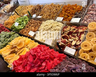 Auswahl an getrockneten Früchten im Angebot auf dem Markt von Funchal in Madeira, Portugal Stockfoto