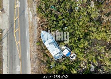 Luftaufnahme eines zerstörten Segelboots nach dem Hurrikan Milton in Englewood, Florida. Stockfoto