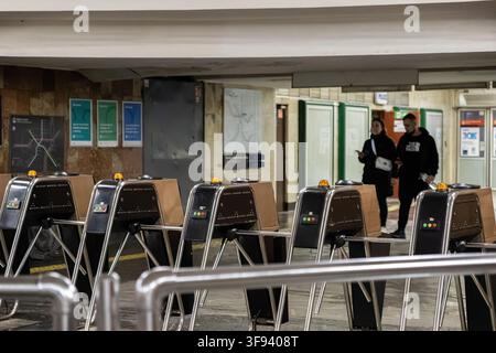 Kiew, Ukraine - 15. März 2026: Metall-Drehtüren an einem Zugangspunkt einer Metrostation für Passagiere während der täglichen Reise mit Menschen, die durchgehen Stockfoto