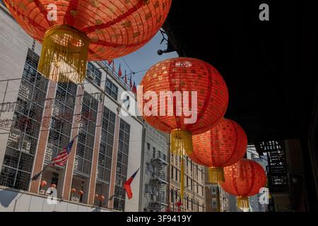 Hängende Papierlaternen und Straßenansicht im Chinatown von Manhattan. New York City, USA. Stockfoto