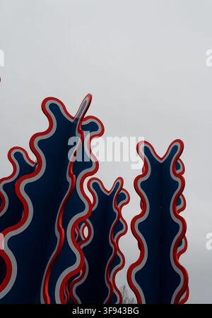 Paul Feeleys Skulptur "Karnak“ erhebt sich in kühnen roten, weißen und blauen Wellen vor einem grauen Himmel im Columbus Museum of Art Stockfoto