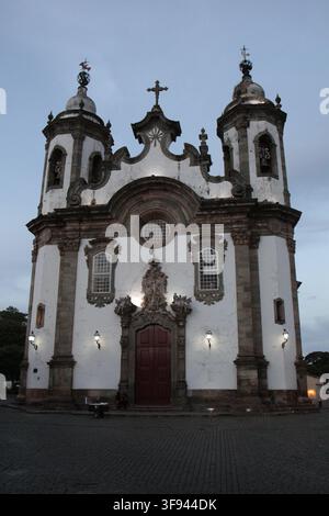 Vorderfassade der historischen Igreja de Nossa Senhora do Carmo (Unsere Liebe Frau vom Berg Karmel) in São João del-Rei, Minas Gerais, Brasilien, in der Dämmerung, il Stockfoto