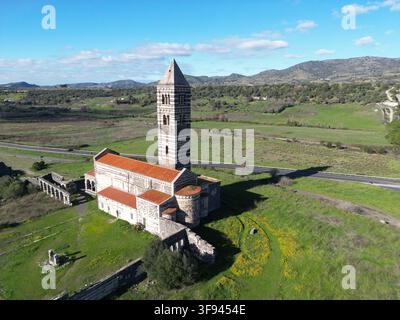 Die Basilica della Santissima Trinità di Saccargia, eine berühmte romanisch-pisanische Abteikirche in Codrongianos, Sardinien, Italien Stockfoto
