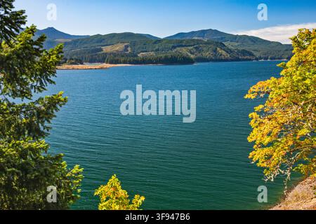 Swift Reservoir, McClellan Mountain in der Ferne, Kaskadenkette, Gifford Pinchot National Forest, Bundesstaat Washington, USA Stockfoto