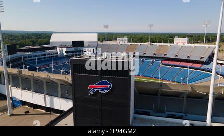 Orchard Park, Vereinigte Staaten - 11. Juni 2021: Luftbild des Highmark Stadium mit blauen Sitzplätzen, dem Buffalo Bills-Logo auf der Anzeigetafel und umgebenden Stockfoto