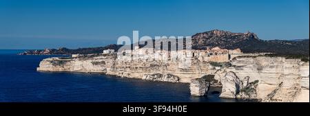 Die historische Stadt Bonifacio, gelegen an den dramatischen, weiß getönten Kalksteinklippen an der südlichen Spitze der französischen Mittelmeerinsel Korsika Stockfoto