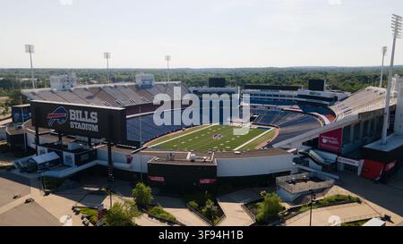 Orchard Park, New York, Vereinigte Staaten - 11. Juni 2021: Luftbild des Highmark Stadium, Heimstadion der Buffalo Bills, mit dem Fußballfeld und Sta Stockfoto