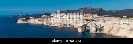 Die historische Stadt Bonifacio, gelegen an den dramatischen, weiß getönten Kalksteinklippen an der südlichen Spitze der französischen Mittelmeerinsel Korsika Stockfoto