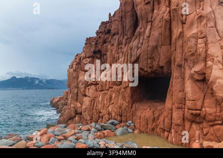 Die auffälligen roten Porphyrfelsen, die Rocce Rosse, befinden sich an der Küste von Arbatax im Osten Sardiniens. Stockfoto