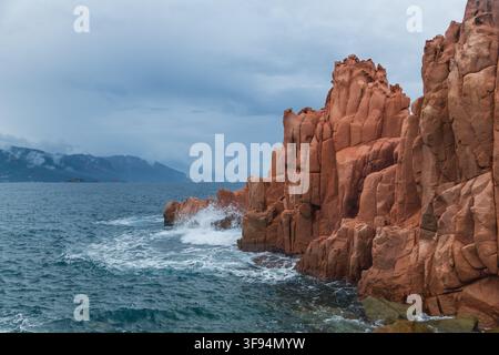 Die auffälligen roten Porphyrfelsen, die Rocce Rosse, befinden sich an der Küste von Arbatax im Osten Sardiniens. Stockfoto