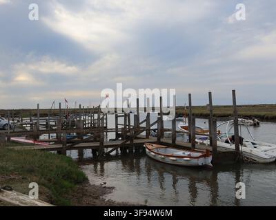 Morston Quay & der Norfolk Coast Path: Boote, die an den Anlegestellen und im Blakeney Channel festgemacht sind, ein Lebensunterhalt durch Fischerei & Touristen-Seeladen-Fahrten. Stockfoto