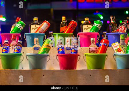 Viele farbenfrohe Getränke-Eimer stehen auf einer Theke in der Full Moon Party in Thailand. Strandnachtleben-Unterhaltung, tropisches Resort-Fest. Thailand, Koh Phangan - 03.03.2026 Stockfoto