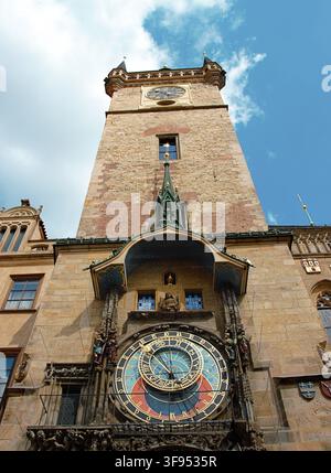 Prag, Tschechische Republik – 28. Juli 2026: Prager Astronomische Uhr und Turm des Altstädter Rathauses von unten bei blauem Himmel gesehen. Stockfoto