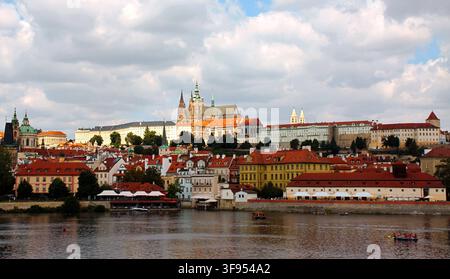 Prag, Tschechische Republik: Panoramablick auf die Prager Burg und die St.-Veits-Kathedrale über der Moldau und der Kleinseite. Stockfoto