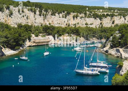 Weite Ansicht von Yachten und Segelbooten, die in der Calanque de Port-Miou nahe Cassis, Bouches-du-Rhône, Provence-Alpes-Côte d'Azur, Frankreich, festgemacht sind Stockfoto