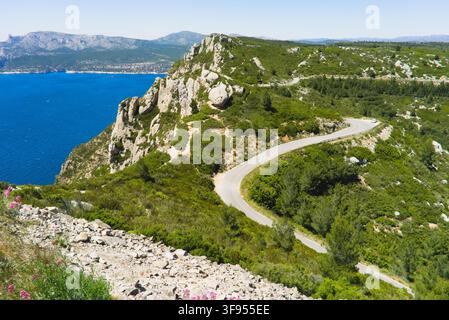 Windige Route des Crêtes-Panoramastraße entlang der Klippen nahe Cap Canaille mit Blick auf das Mittelmeer nahe Cassis, Provence, Frankreich. Stockfoto