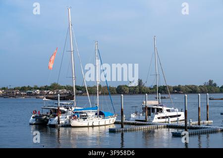 KRABI, THAILAND — 4. MÄRZ 2026: Segeljachten und Freizeitkatamarane sind an schwimmenden Marinastegen in Krabi vertäut. Stockfoto