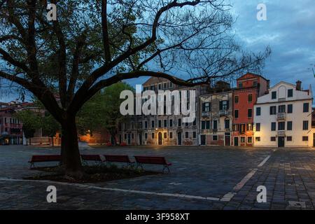 Atmosphärischer Blick am frühen Morgen auf den Platz Campo San Polo in Venedig, Italien Stockfoto