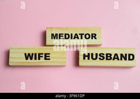 Konzept von Ehemann, Ehefrau, Mediator Text auf Holzblöcken. Für den Versuch, während einer Scheidung zu vermitteln und der letzte Ausweg, das ist das Gericht Stockfoto