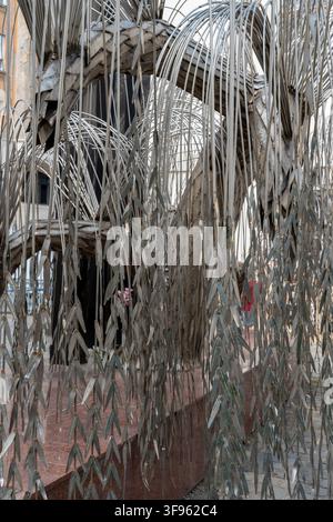 Schichten von schlanken Metallblättern hängen von geschwungenen Ästen am Baum des Lebens Holocaust-Memorial von Imre Varga und bilden eine dichte Trauerweidenform w Stockfoto