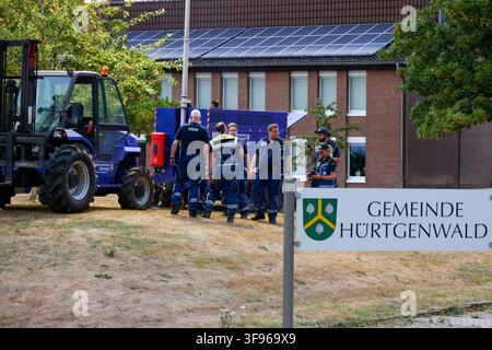 14. August 2026, Nordrhein-Westfalen, Hürtgenwald: THW-Notfalldeinsatzkräfte sind vor Ort und bekämpfen das Waldbrand im Hürtgenwald. Foto: Thomas Banneyer/dpa Stockfoto