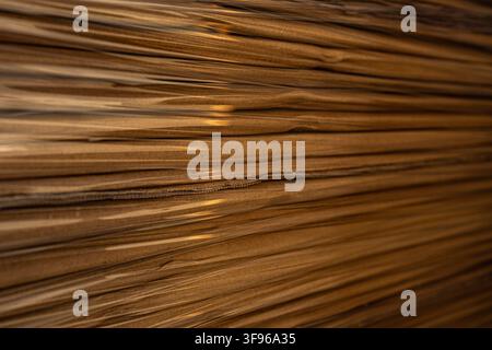 Stapel von welligen Kartonblättern, eingewickelt in Stretchfolie als Hintergrundtextur. Stockfoto