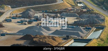 Saint-Quentin-sur-Isere, Frankreich - 02. August 2026: Luftaufnahme einer Recyclinganlage für Bau- und Abbruchabfälle mit Förderbändern, Schotter Stockfoto