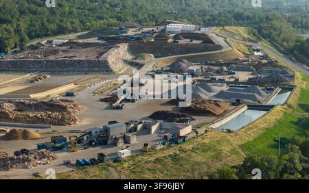 Saint-Quentin-sur-Isere, Frankreich - 02. August 2026: Luftbild eines Abfallverwaltungskomplexes mit einer Mülldeponie, einer Recyclinganlage, Biomasse-Lagerung, einem Stockfoto