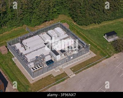 Nordborg, Dänemark - 12. Juli 2026: Luftaufnahme des modularen Danfoss-Rechenzentrums mit Abwärmesammelgeräten, umgeben von einem Sicherheitszaun n Stockfoto