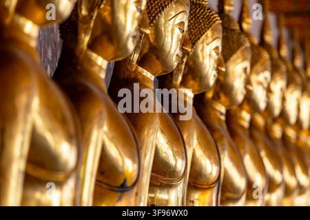 Vergoldete Buddha-Statuen (Bhumispara-mudra: Buddha Gautama im Moment der Erleuchtung), Wat Suthat Thepwararam, Königlicher Tempel, Phra Nakhon, Bangkok, T Stockfoto