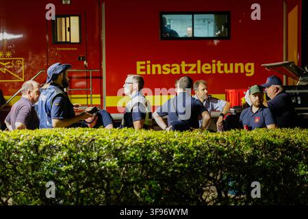 14. August 2026, Nordrhein-Westfalen, Hürtgenwald: Rettungskräfte verschiedener Organisationen sind zu einer Lagebesprechung versammelt. Foto: Thomas Banneyer/dpa Stockfoto