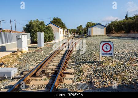 Calp, Spanien - 11. Juli 2027: Blick auf Schienen und Bahnhofsinfrastruktur in der Altstadt mit Kiesballast, Signalanlagen und einem Fußgänger Stockfoto