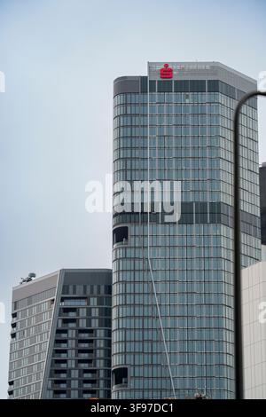Eine Ansicht des Sberbank-Turms in Moskau City mit seinem markanten roten Logo an der Spitze vor einem bewölkten Himmel, mit einem weiteren modernen Glasgebäude Stockfoto