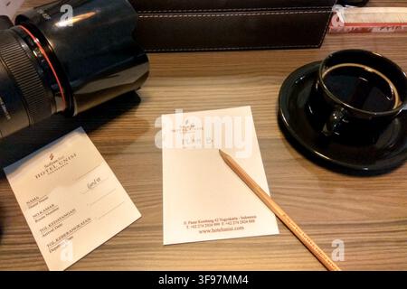 Erstellung einer Plan-B-Notiz mit Papier und Stift im Hotel Sofyan in Yogyakarta, Indonesien, 23.02.2018 Stockfoto