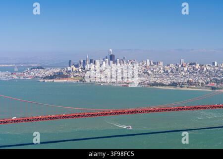 Die Golden Gate Bridge überspannt den Eingang der Bucht, wobei die Skyline von San Francisco von den felsigen Klippen der Marin Headlands aus sichtbar ist. Stockfoto