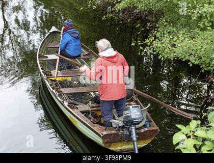Ältere Paar paddeln auf einem Angelruder Boot in klein lake Inlet in Killarney National Park County Kerry Irland Europa Stockfoto