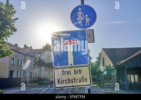 Metapher für das Sackgasse von Religion und Glauben mit Fußgänger von Mutter, die das Kind der Tradition und der traditionellen Familie an der Hand hält, Endstation, klar zu Kirc Stockfoto