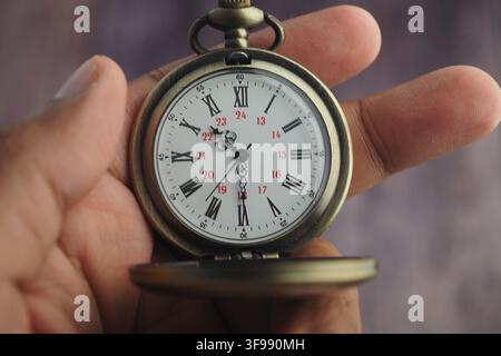 Vintage-Taschenuhr in der Hand gehalten Stockfoto