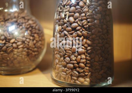 Kaffeebohnen in Gläsern auf einem Holzregal Stockfoto