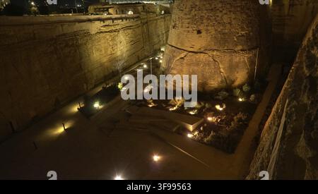 Schwach beleuchtete historische Steinmauern mit dramatischen Schatten und sanftem Licht, Valletta, Malta Stockfoto