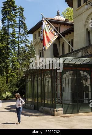Alleinreisende Frau im vorübergehend für die öffentliche ehemalige königliche Residenz Vrana Palace in der Nähe von Sofia, Bulgarien, seit Mai 2021 geschlossen Stockfoto