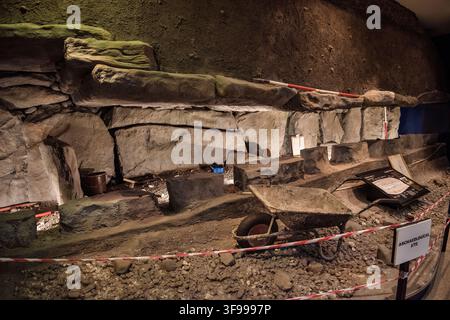 Ausstellung einer archäologischen Ausgrabung im Newgrange-Museum, prähistorischer Kultort Brú na Bóinne, County Meath, Boyne-Tal, Irland, Europa, UNESCO Stockfoto