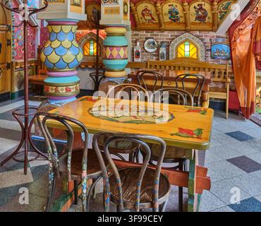 Traditionelles russisches Märcheninterieur des Cafés Russky Dvor in Smolensk, Russland Stockfoto