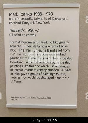 Das Tate Britain-Etikett identifiziert Mark Rothkos „Untitled“, gemalt um 1950-52 und präsentiert von der Mark Rothko Foundation. Stockfoto