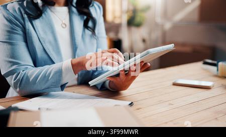 Hände, Frau oder Tablet im Kleinunternehmen für Lieferkette, Versandkostenanfrage oder digitale Rechnung. Logistik, Gründerin oder Scrollen auf Tech für Stockfoto