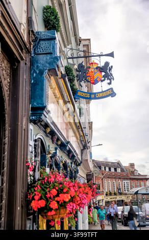 Hängende Blumenkörbe schmücken die Fassade des The King and Castle Wetherspoon Pubs in der Nähe von Windsor Castle. Stockfoto