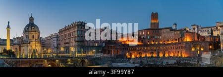 Ein Panorama der Trajanischen Märkte und der angrenzenden Kaiserforen in Rom, Italien, in der Dämmerung. Stockfoto