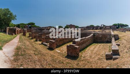 Die antiken Ziegelruinen der Neptunbäder (Terme di Nettuno) an der archäologischen Stätte Ostia Antica bei Rom, Italien Stockfoto